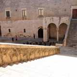 ...per salire la scalinata in stile rinascimentale che conduce al piano nobile, in questi giorni occupato dalla mostra �Antichi Popoli di Puglia�